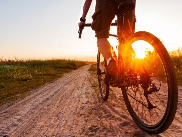 Co warto wiedzieć, zanim wybierzesz się na wycieczkę rowerową po szutrze?