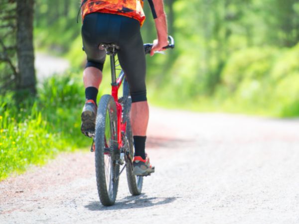Przeczytaj, jakie korzyści daje rower do jazdy po szutrze: Poradnik na cały sezon